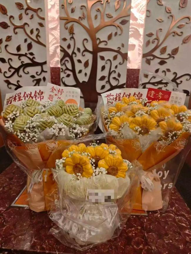 姑姑给高考侄女手搓馒头花束 网友：既好看又好吃