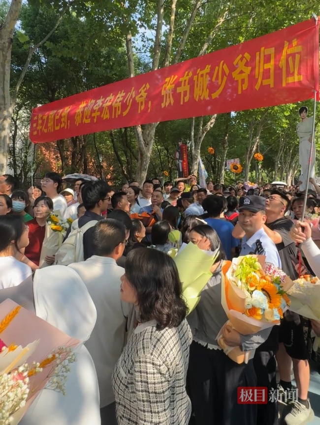 考生感谢母亲辞职陪读 父母落泪