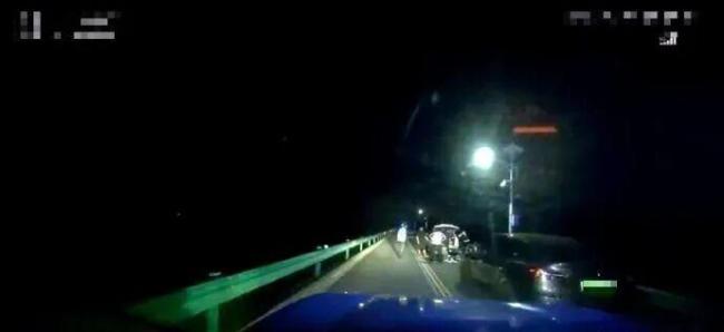 交警回應(yīng)5人在車道擺桌吃喝逗留