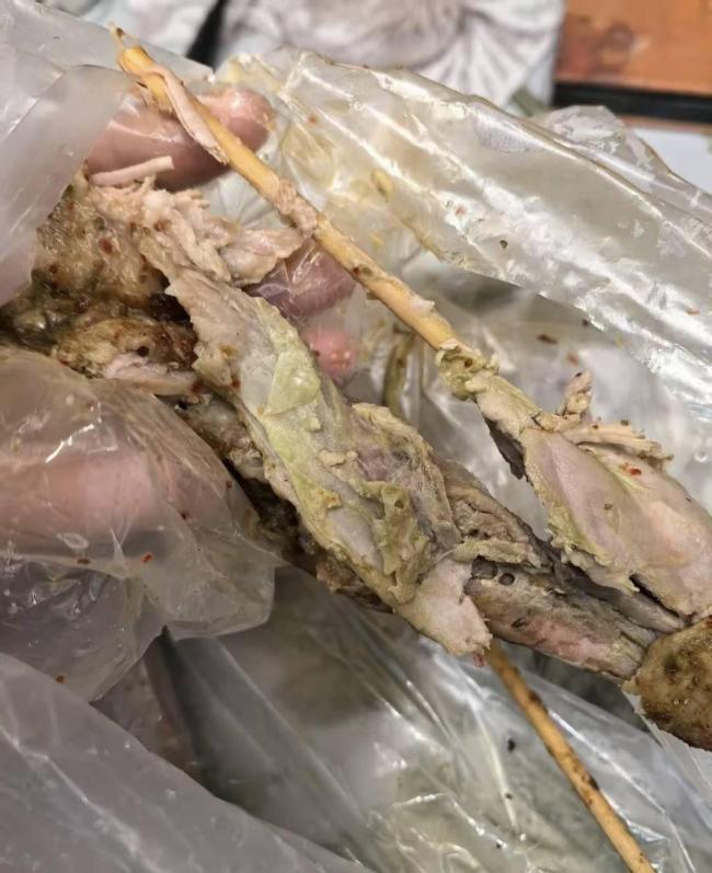 賣的腿肉發(fā)綠?鵝腿阿姨:蔥汁浸泡 食品安全引質(zhì)疑