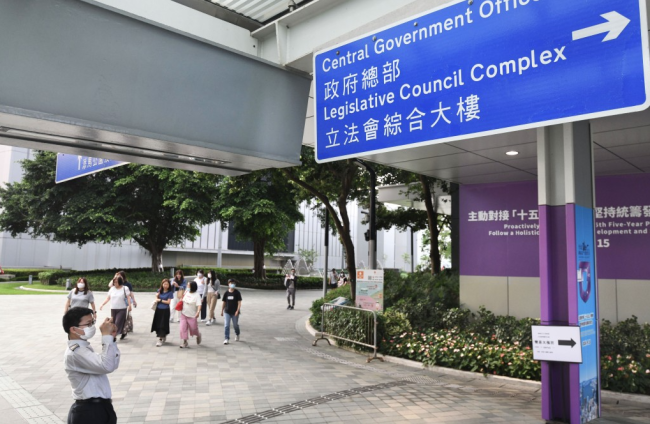 香港宣布公務(wù)員加薪 提振士氣與財政審慎并重