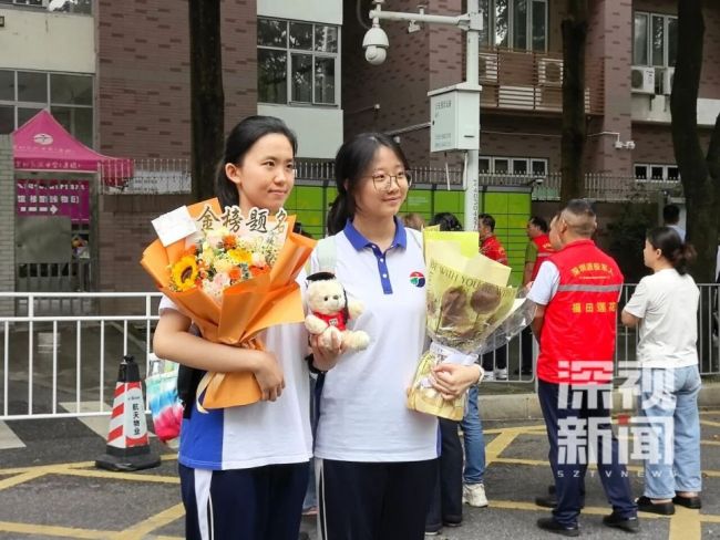 高考结束考生模仿C罗庆祝动作加油 考场外洋溢轻松氛围