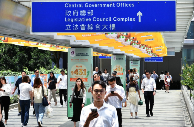 香港宣布公務(wù)員加薪 提振士氣與財(cái)政審慎并重