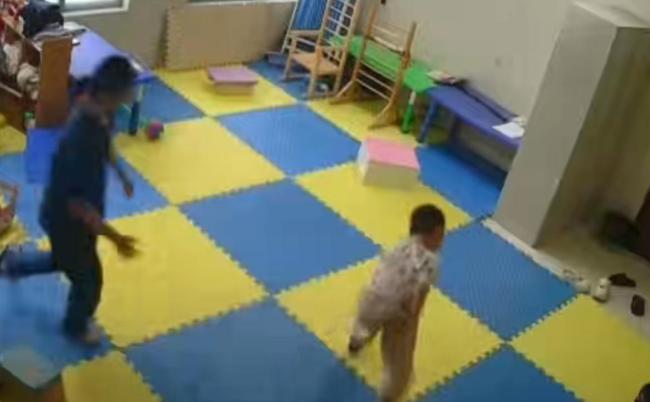 5歲癱瘓男孩為找媽媽第一次站立走路 媽媽:一家人看到新希望
