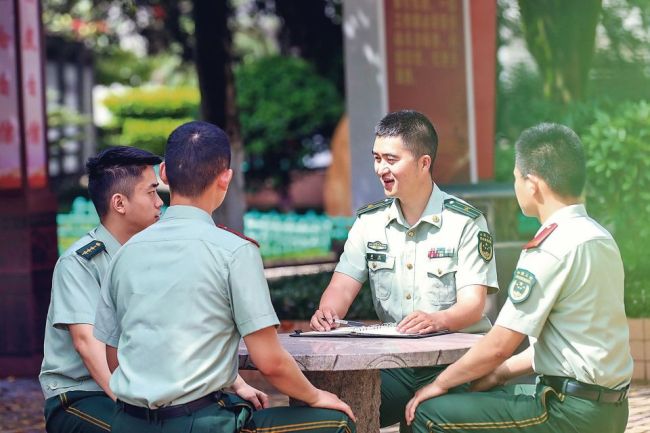蹲点干部成了士兵的训练搭子 放下“官架子”掏心窝子