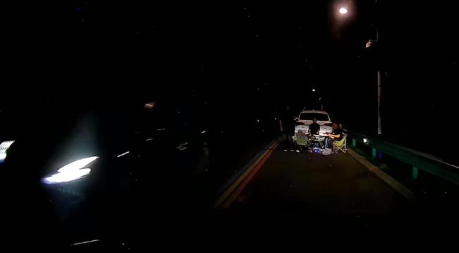 江蘇警方通報“5人路中間擺桌吃飯” 占道聚餐被處罰