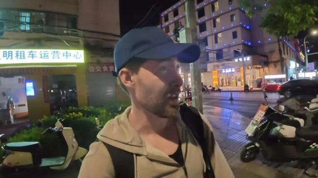 美网红想拍落后中国却被追问爱泼斯坦,场面十分尴尬