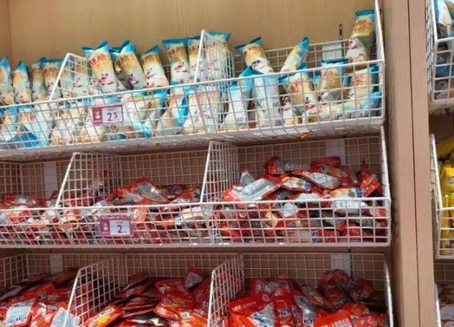 1元干脆面、2元薯片、3元核桃仁，年轻人都流行到奶茶店“进货”吗？ 茶饮品牌零食化趋势明显
