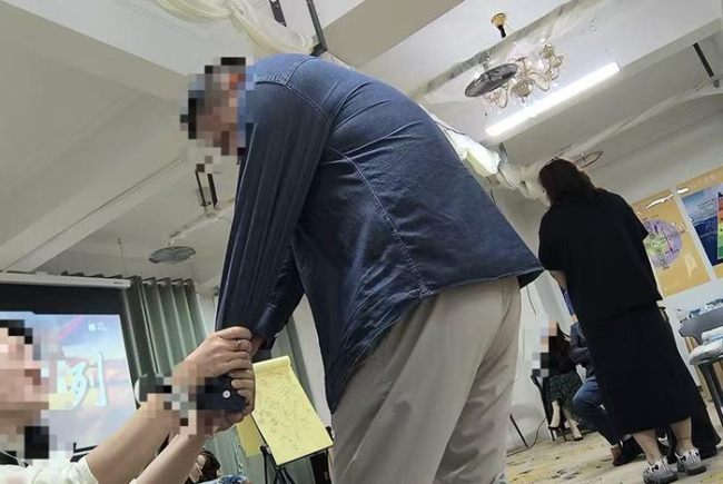 花数万上心理课被逼当众痛哭下跪 揭秘“心灵操控”背后真相