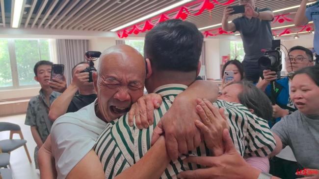姐姐幫弟帶娃時(shí)孩子被拐 39年后團(tuán)聚 跨越近四十年的重逢