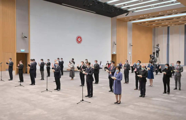 香港全體公務(wù)員加薪2% 平衡財(cái)政與人才吸引力