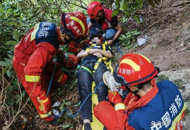 男子野山打卡坠崖幸被树杈接住