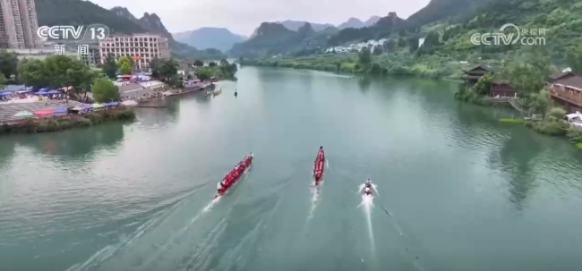 除了男子隊(duì)，參賽隊(duì)伍中還有不少女子隊(duì)。來(lái)自銅仁市萬(wàn)山區(qū)貴苑社區(qū)的龍舟隊(duì)就是一支全部由女性組成的隊(duì)伍。平時(shí)她們除了在錦江水面進(jìn)行集訓(xùn)，還有一個(gè)室內(nèi)基地可以訓(xùn)練。基地內(nèi)配備了循環(huán)水流系統(tǒng)，能模擬真實(shí)水域的流速和水感，可一次性容納50多名隊(duì)員同時(shí)訓(xùn)練。