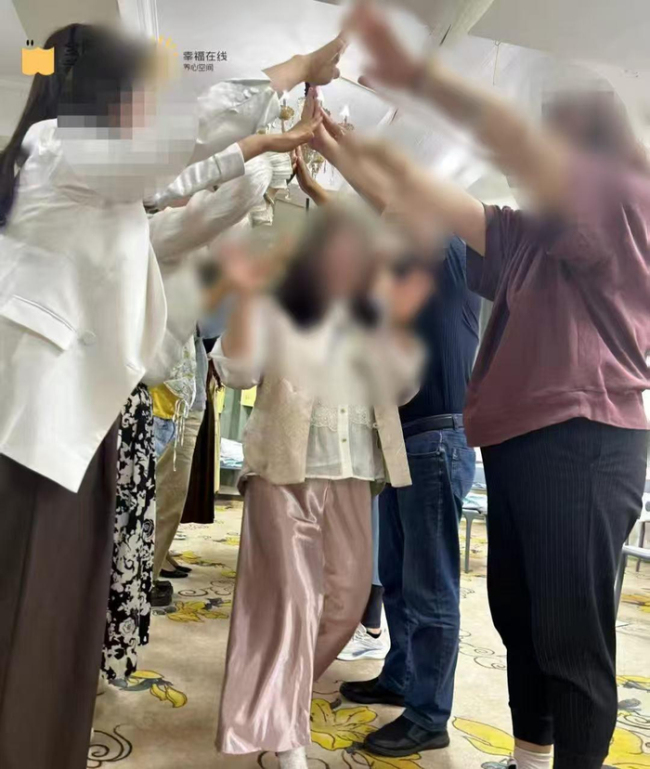 花數(shù)萬(wàn)上心理課被逼當(dāng)眾痛哭下跪 揭秘“心靈操控”背后真相
