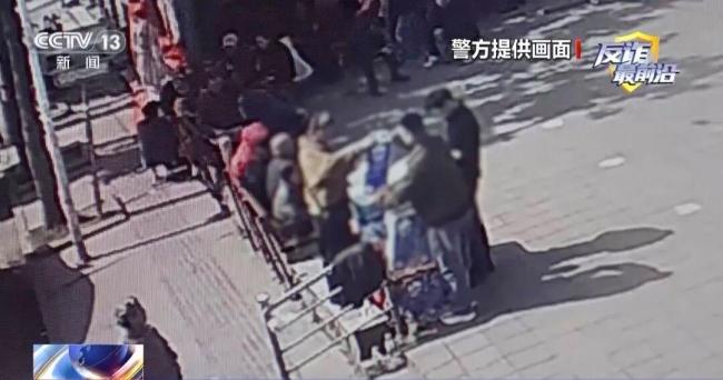 女子扫码领卷纸卡里2万多存款消失 深夜盗刷惊心