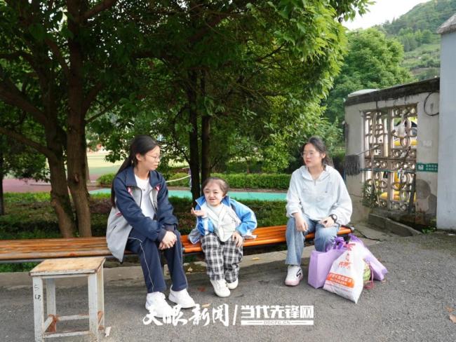 高考考場外的一幕幕“太暖了”