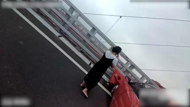 女司機(jī)赤腳駕車失控撞上護(hù)欄 赤腳開車隱患大