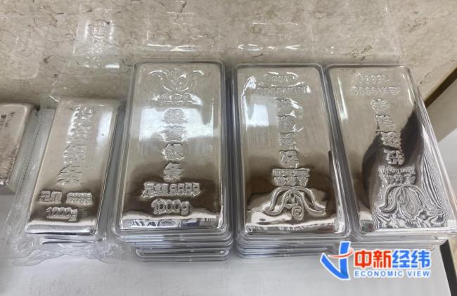 “亏损七位数的大有人在!”白银价格腰斩 投资者苦不堪言