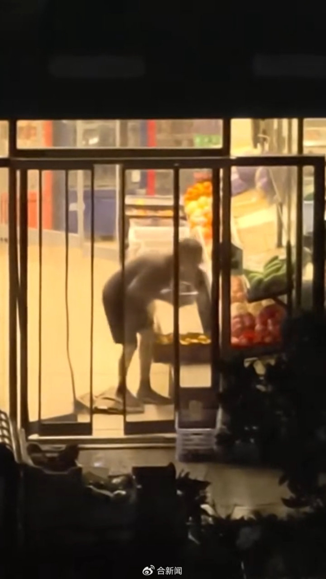 学校回应店员用嘴给水果喷水