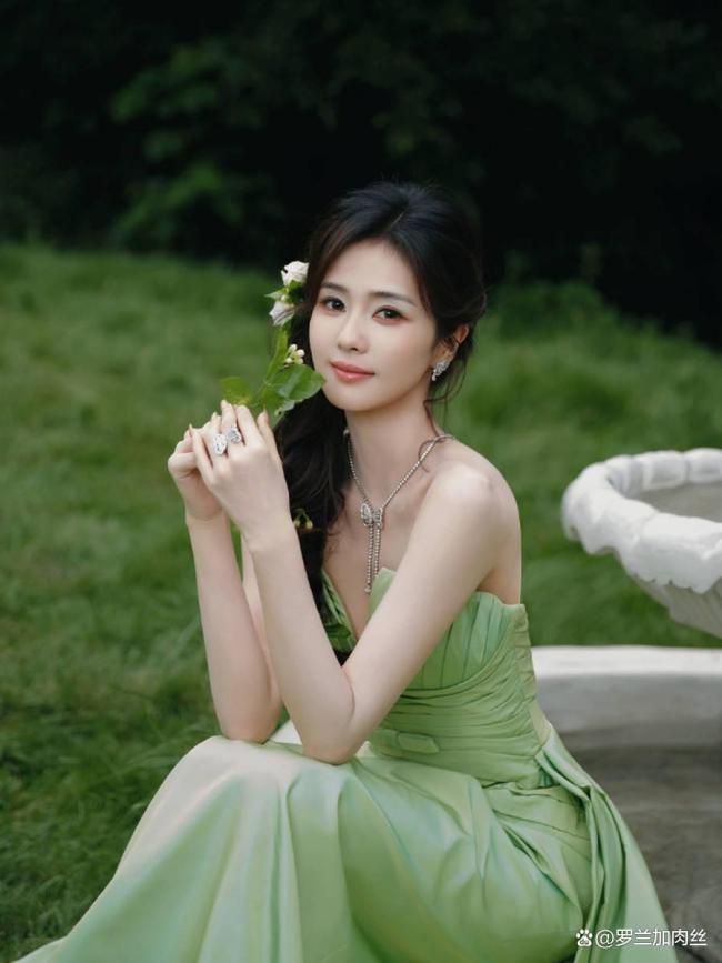 白鹿把唯一的茉莉花给了小婉 清新淡雅风俘获人心