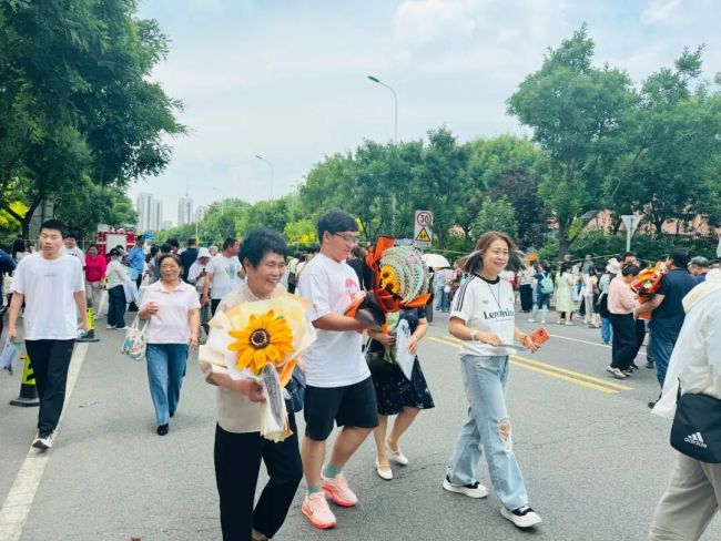 天津高考收官见闻：考场外的守候 轻松喜悦溢满考点