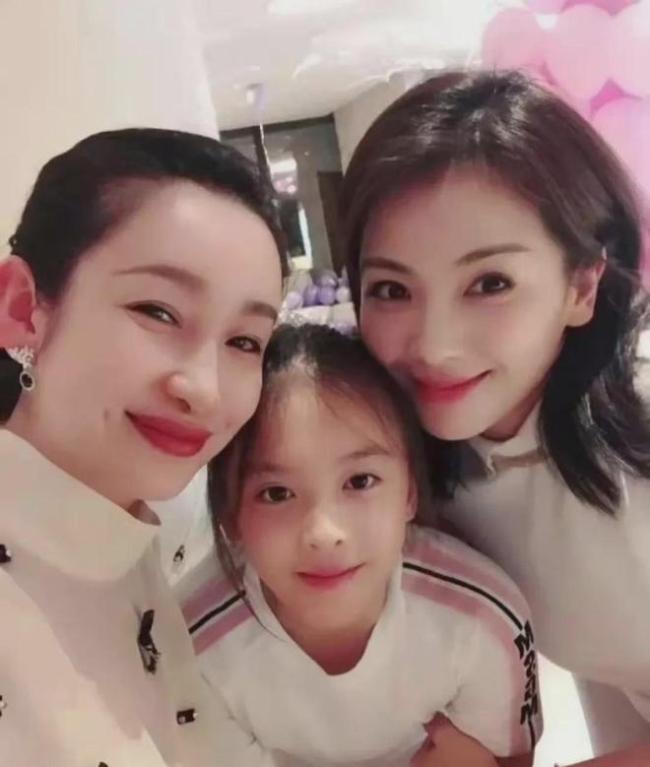 刘涛携女儿亮相意大利 母女同框似姐妹