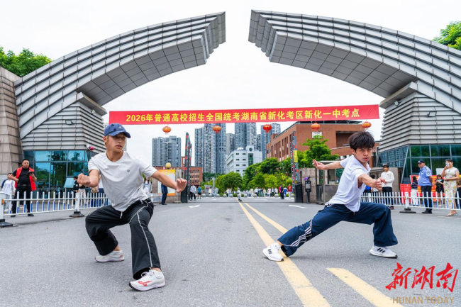 八颗鸡蛋暖人心 一记空翻显锋芒 梅山少年出圈全网