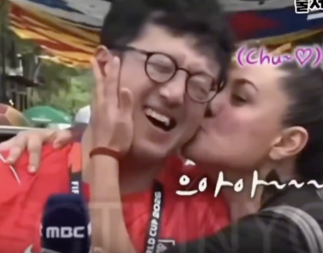 韓國(guó)男記者被墨西哥女球迷摟住強(qiáng)吻 世界杯現(xiàn)場(chǎng)趣事