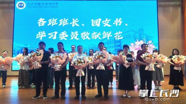 女生高考后以束脩之礼谢师恩