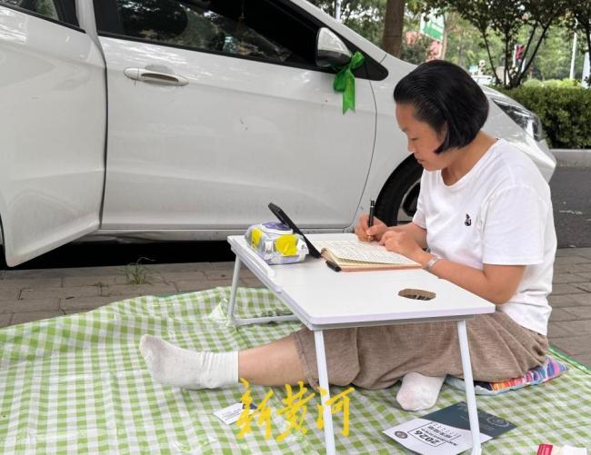 家长边陪考边学习
