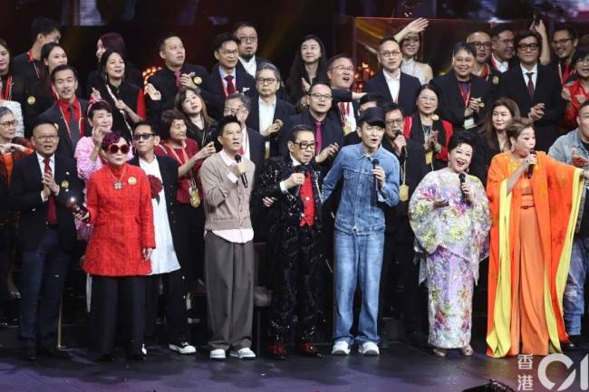 刘德华拥抱后“黑脸”？黄日华回应 纯属误解
