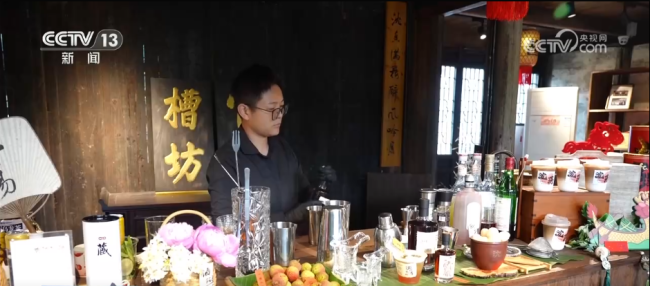 赛龙舟挂艾草品美食 N种方式“解锁”端午民俗