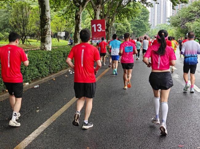 2026贵阳马拉松鸣枪开跑 万名跑者破风冲刺