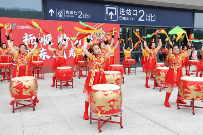 辽宁抚顺球迷专列再启程 绿茵激情燃动旅途