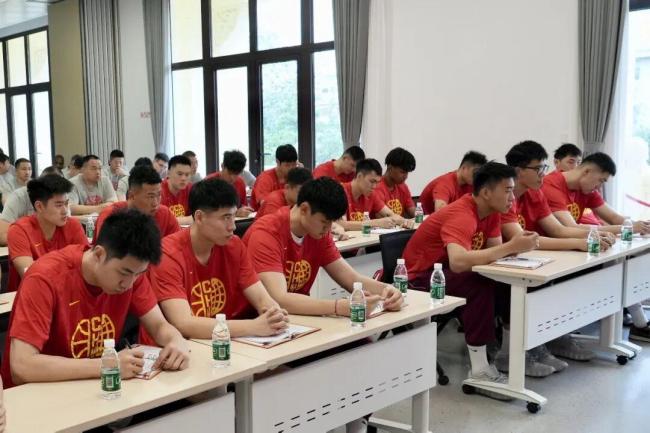 郭士强宣布中国男篮队长调整