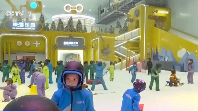 室内雪场成消暑新选择 夏日冰雪热带动消费潮流