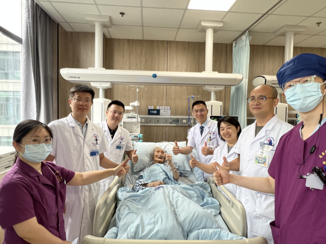 百岁老人骨科手术1天下床已出院 刷新超高龄手术纪录