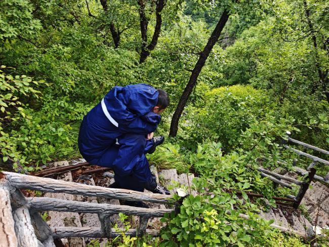 女子闯北灵山受伤被困消防员背下山 无视预警独自冒险