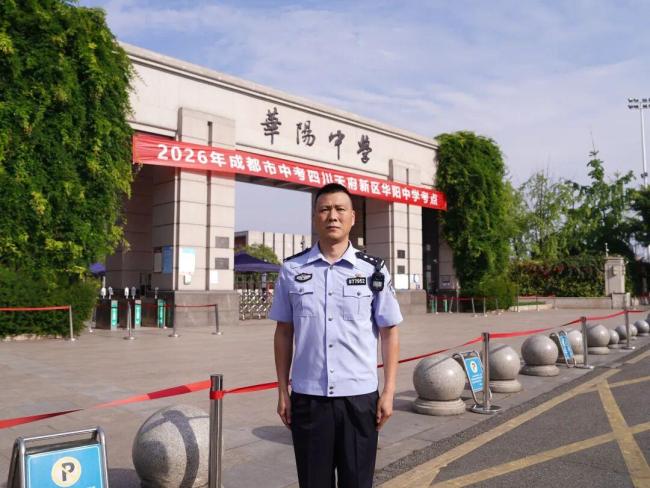 民警23公里疾驰送考生赴考 警灯闪烁护航梦想