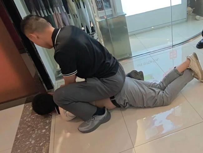 轮休战士商场识破偷拍嫌犯，一招擒拿！展现军人担当