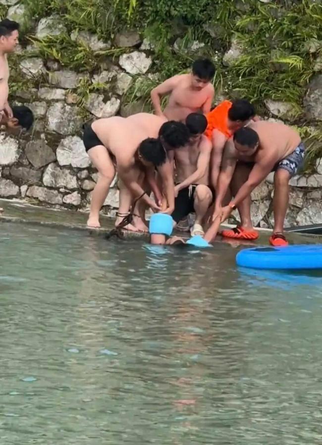 两男子被吸进排水口 众人营救