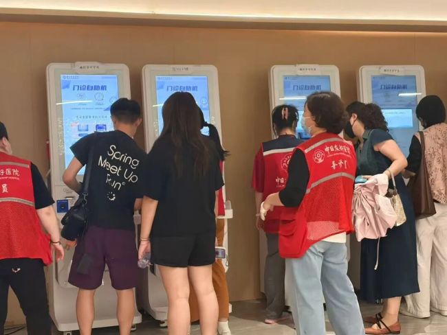 一批中年人进入情感劳动,AI取代不了
