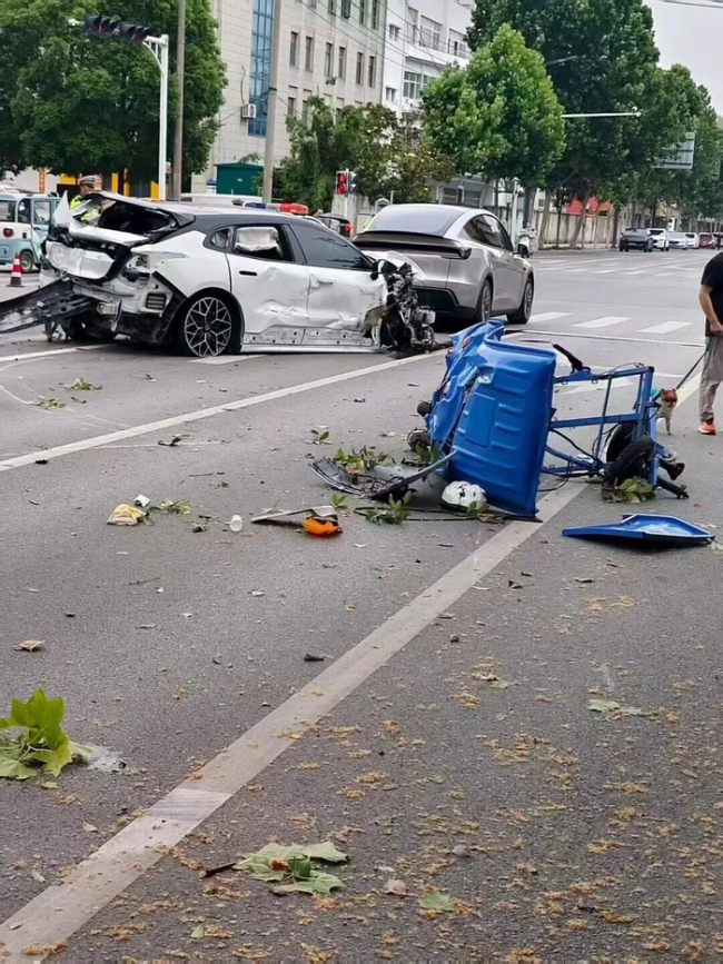 环卫工清晨被撞目击者发声