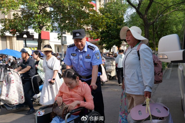 65岁奶奶拎电饭煲陪脑瘫孙女中考 温情护考路