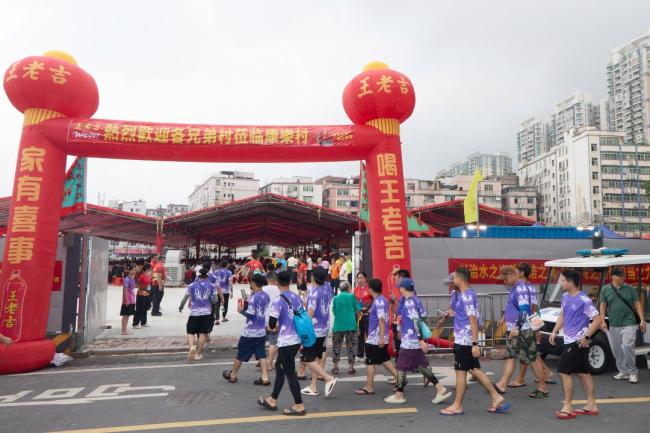 广州“龙船景”场面热闹 传统与现代共生