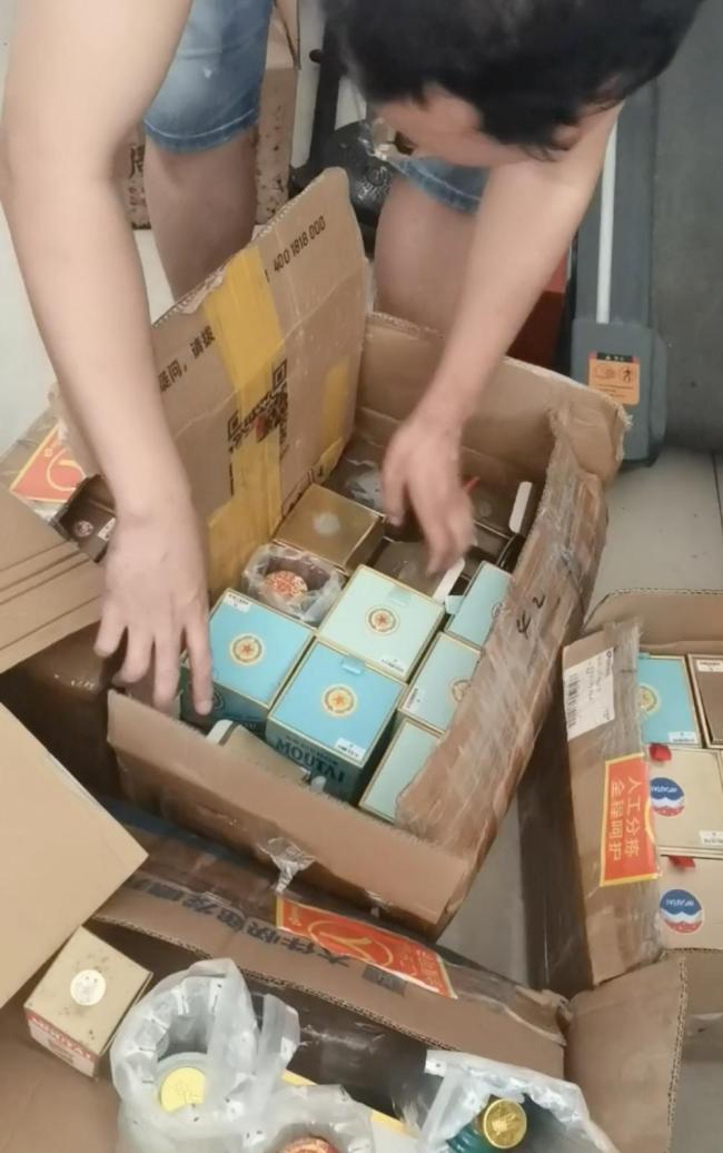 警方扣走159瓶茅台后多瓶酒成空瓶 物证疑云待解