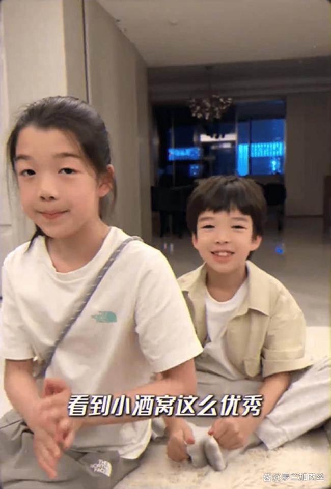 吴雅婷带儿女追星小酒窝 温馨亲子时光