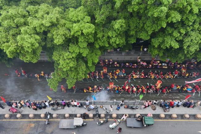 广州“龙船景”场面热闹 传统与现代共生