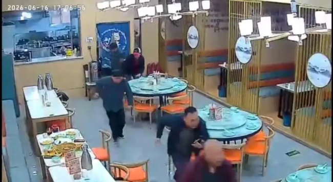 游客称地震后酒店内墙已严重开裂