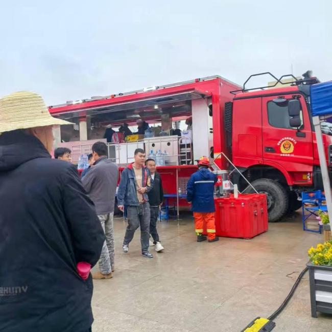 探访青海海西州大柴旦震区安置点 余震不断救援迅速